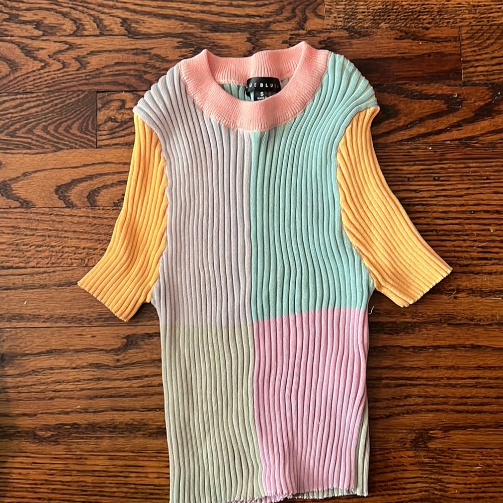Blue brush crop top shirt in size small pastel colors never worn
